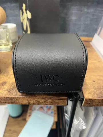 IWC 블랙 가죽 박스