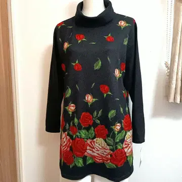 택 포함 미사용 새상품 블랙 베이스 빨간색 장미 터틀넥 튜닉