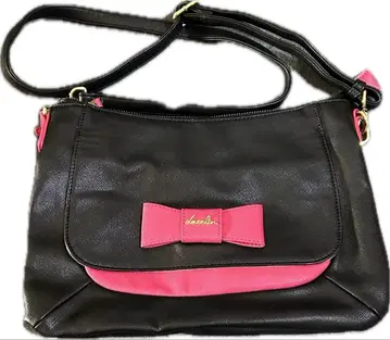 다즐린 리본 포함 블랙과 핑크의 숄더백