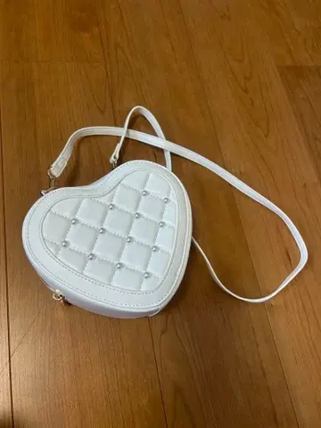 화이트 하트형 숄더백