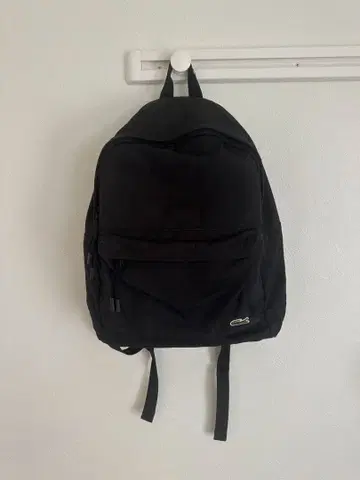 심플 블랙 백팩 라코스테