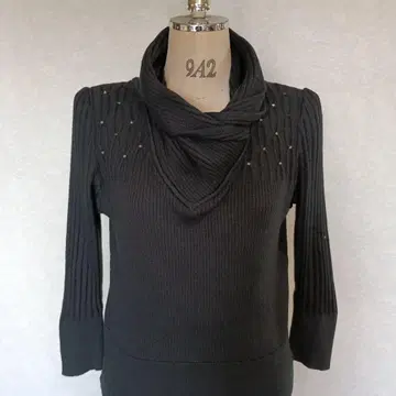 블랙스카프넥 스웨터