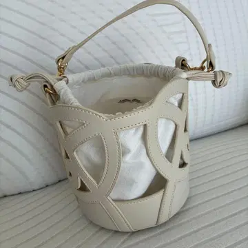 아이보리 가죽 바스켓형 핸드백