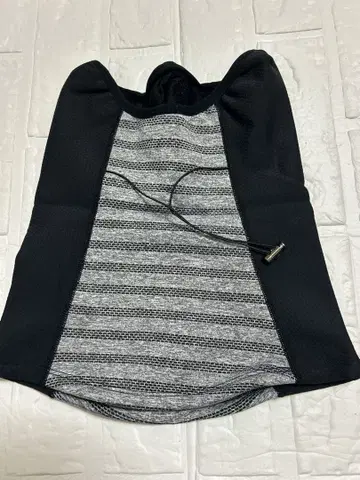 미사용 새상품 넥워머 블랙과 그레이 스트라이프