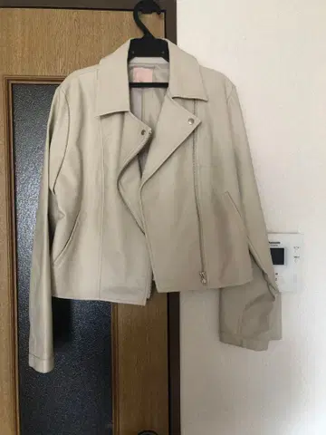 리젝시, 베이지 가죽 자켓