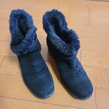 퍼 달린 블랙스 스웨이드 숏부츠