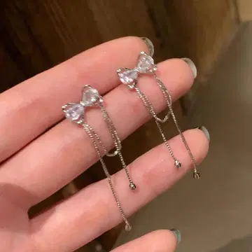 리본형 크리스탈 귀걸이