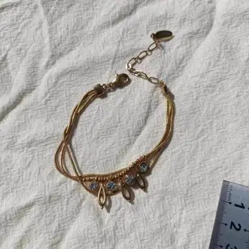 비쥬가 달린 골드 팔찌