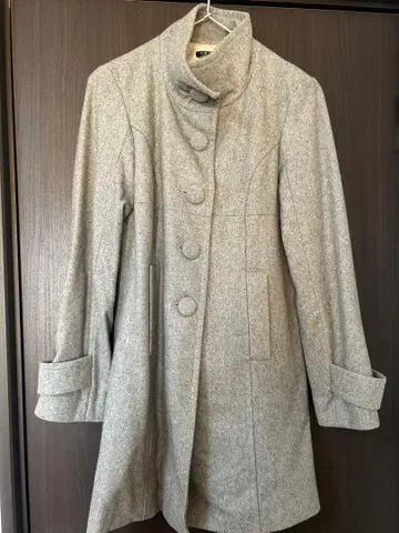 그레이 버튼 부착 A라인 코트 M