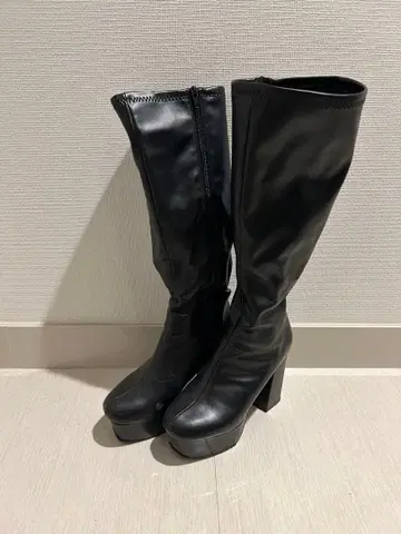 블랙 합성 피혁 롱 부츠 통굽 블랙