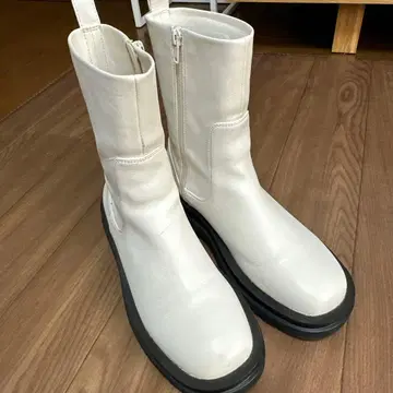 화이트 지퍼 달린 숏부츠