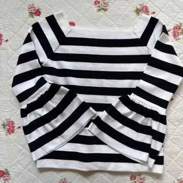 체스티 스트라이프 플레어 슬리브 니트탑