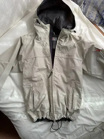 후드 부착 라이트 그레이 마운틴 파카