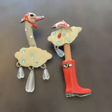 N2 구름과 빨간색 장화 귀걸이