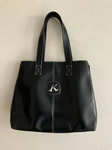 K 로고 포함 블랙 토트백