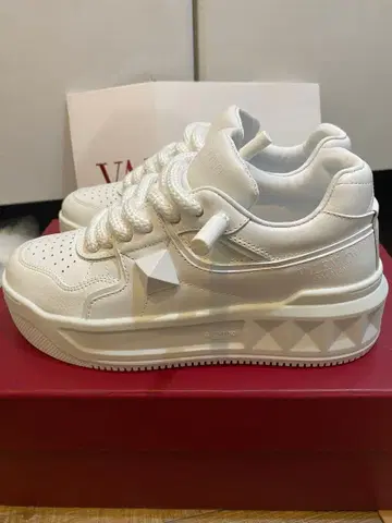 노브랜드 스터드 화이트 스니커즈