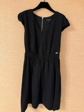 블랙 슬리브리스 드레스 V넥