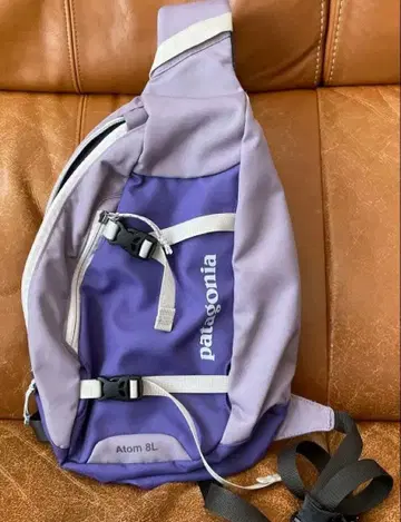patagonia Atom 8L 바디백 보라색