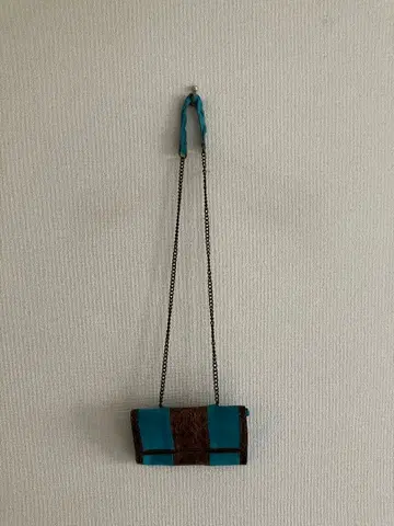 파랑과 브라운의 숄더백