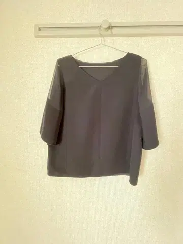 NOBLE 블랙 V넥 오부 소매 상의