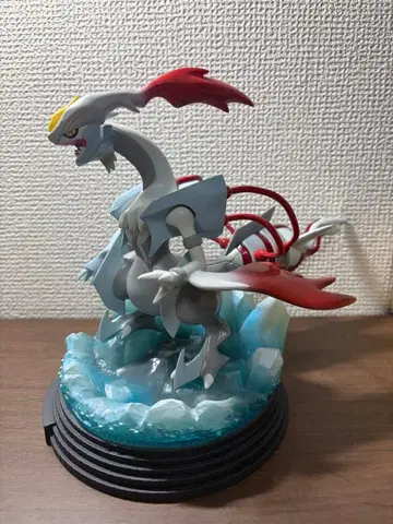 화이트큐렘 동상