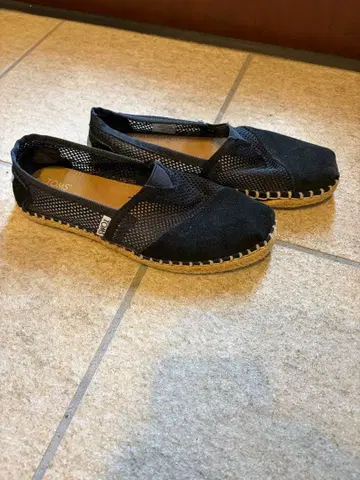 TOMS 블랙 & 핑크 슬립온 세트