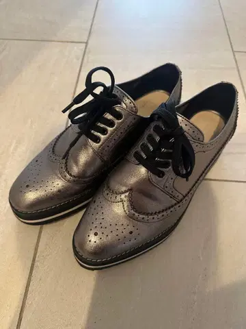 ZARA 메탈릭 그레이 로퍼