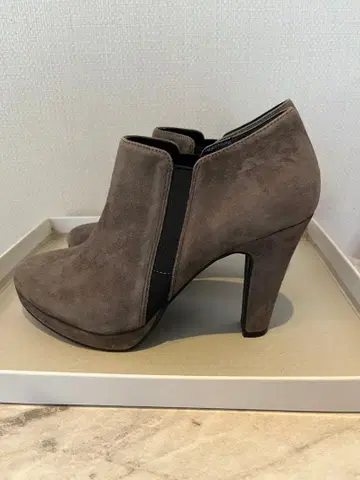 그레이 스웨이드 앵클부츠 하이힐