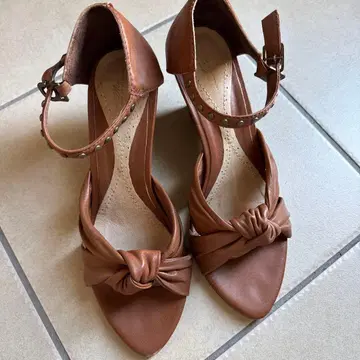 EN MAISON DE REALITES 브라운 샌들