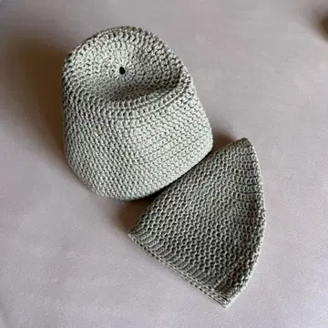 베이지색 손뜨개질 캡 2개