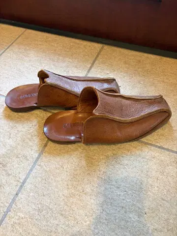 브라운 가죽 슬립온 샌들