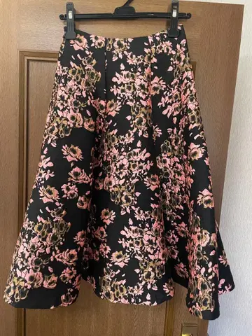 FARMER 플레어 스커트 블랙 베이스 꽃무늬