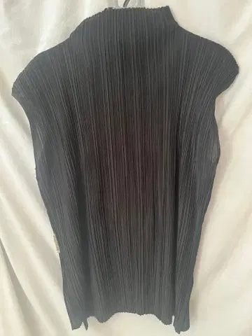 스페치오 블랙 플리츠 슬리브리스 셔츠