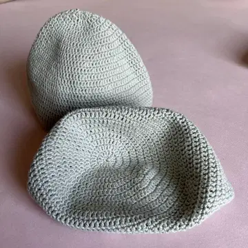 연한 그린색 크로셰 뜨개질 모자 2개
