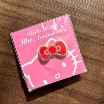 [ 미개봉 새상품 ] 헬로키티 30주년 기념 한정판 핑 배지 리본