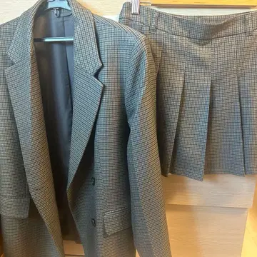 더블 브레스트 체크 자켓 & 플리츠 스커트 셋업 GU 그레이