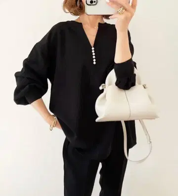 엠마 테일러 블랙 V넥 셔츠