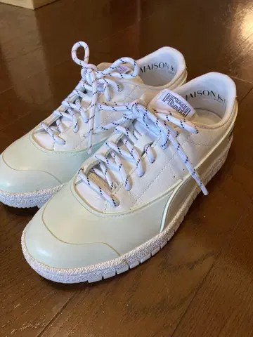 PUMA 메종 키츠네 화이트 스니커즈