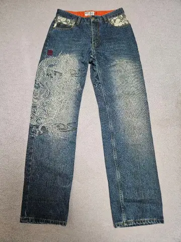 [카라쿠리타마시] 드래곤 자수 스트레이트 데님 (30인치)