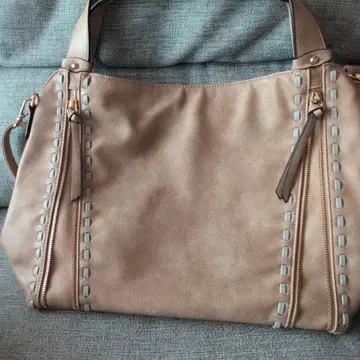 컨디션 최상 새상품에 가까움. 베이지 숄더백 합성 피혁