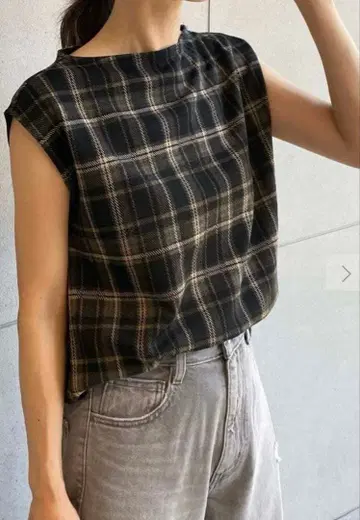 새상품 이번 시즌 Mila Owen 체크 무늬 반팔 상의