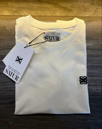 [ SATUR ] 클래식 스몰 로고 티셔츠 반팔 셔츠