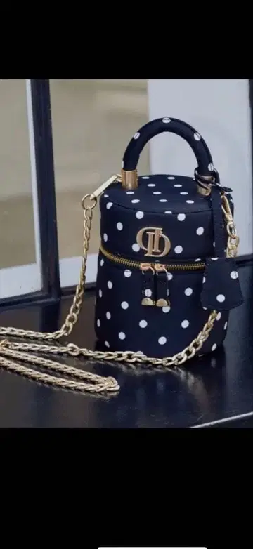 [새상품] 인기 완판템! Darich 도트 무늬 블랙 백