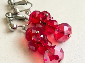 미사용 레드 빨간색 컷 들어간 반짝이고 아름다운 흔들리는 귀찌