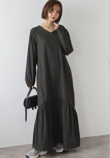 다나카 리나 봉쥬르 사간 V넥 원피스