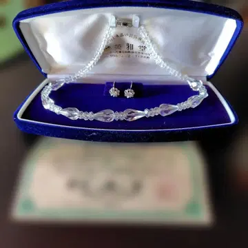 크리스탈 목걸이와 귀찌 세트