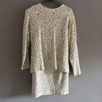 KORET 화이트 바탕에 실버 컬러 (슬릿사 포함) 패턴, 긴팔 셋업