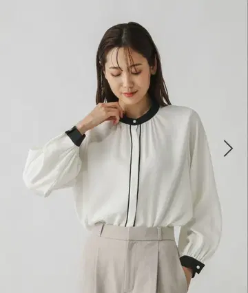 깔끔하게 지속되는 파이핑 블라우스 M 사이즈 글로벌 워크