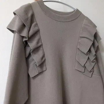 프릴 포함 베이지 긴팔 니트 드레스