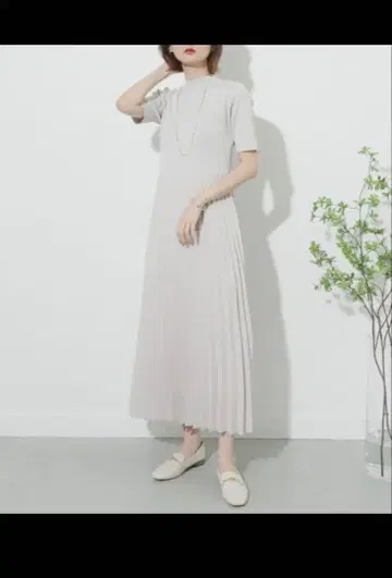 베이지 반팔 원피스